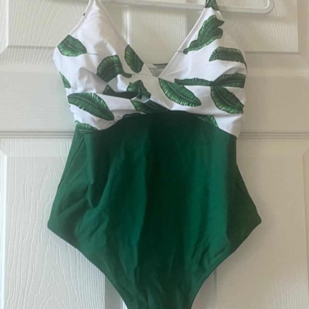 Striking, Flattering one-piece bathing suit by CUPSHE. Sz L - New with Tags!